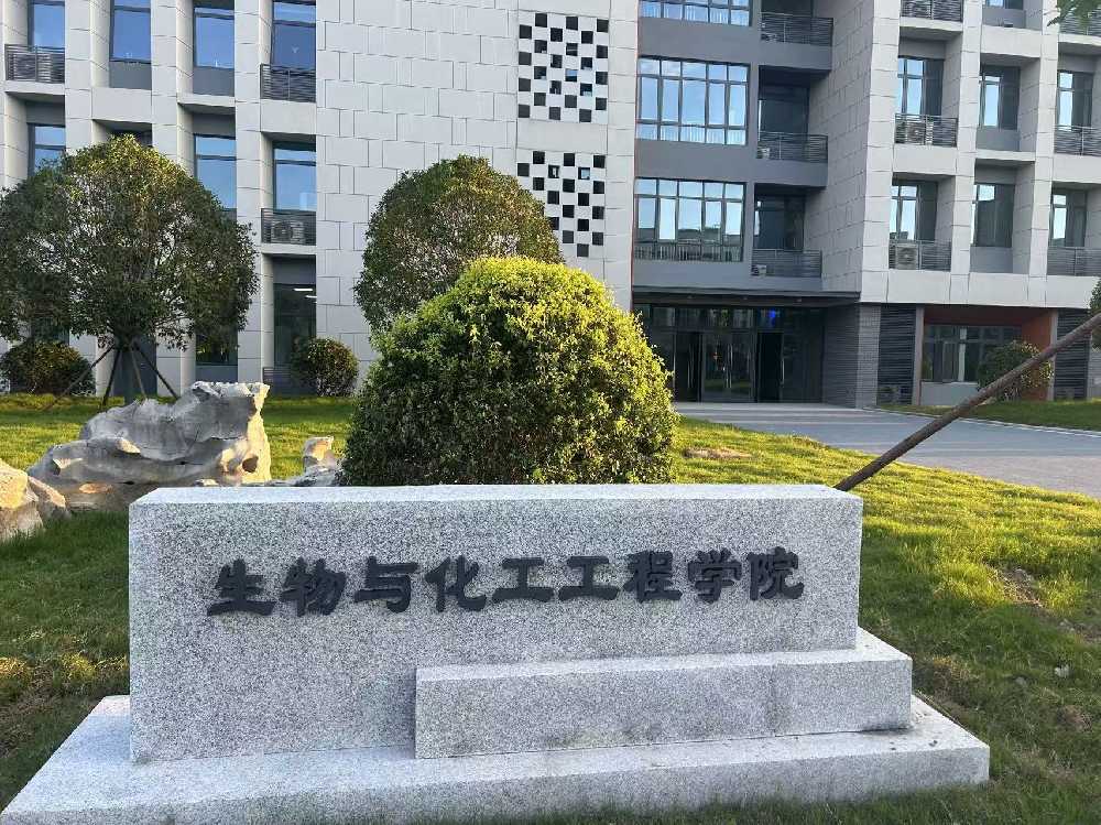 仁布县扬州职业大学体育场高杆灯项目